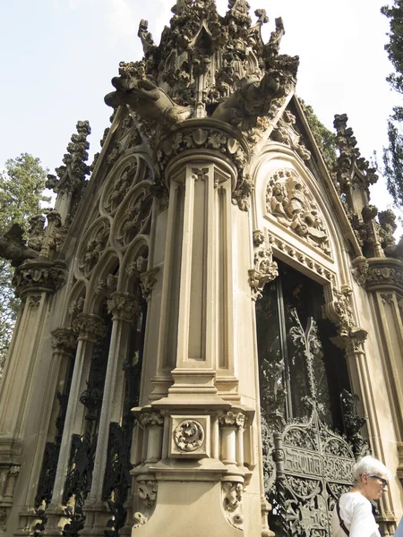 西班牙巴塞罗那蒙丘克公墓的豪华墓穴 — 图库照片
