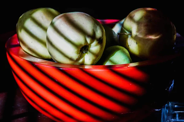 Pommes Dans Vase Rouge Nature Morte — Photo