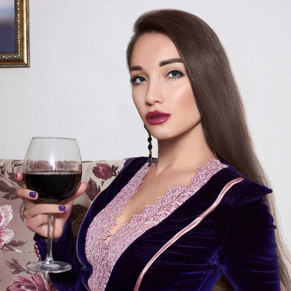 Bir kadeh şarapla güzel bir kadın.