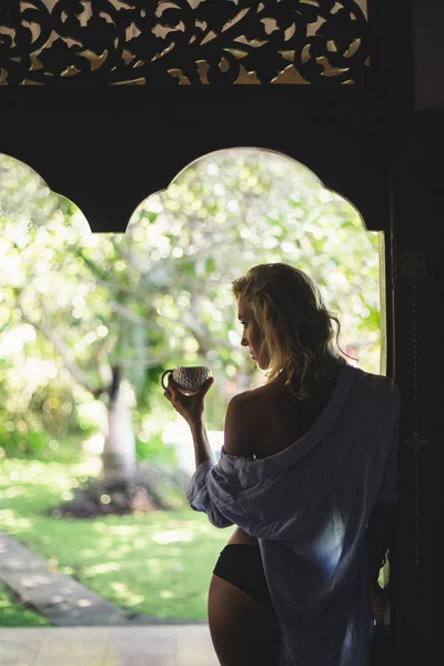 Terasta Kupası ile duran kadın 