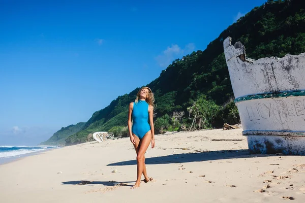 Γυναίκα στέκεται στην παραλία — Φωτογραφία Αρχείου
