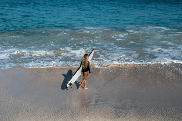 Γυναίκα με ιστοσανίδα πρόκειται για ωκεανό — Φωτογραφία Αρχείου
