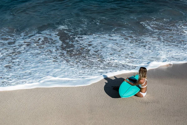 Γυναίκα με ιστοσανίδα στην παραλία — Φωτογραφία Αρχείου