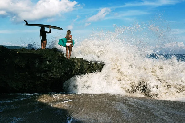 Femmes avec planches de surf à la plage — Photo