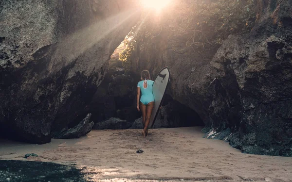 Femme avec planche de surf — Photo