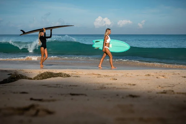 Γυναίκες με σανίδες σέρφινγκ στην παραλία — Φωτογραφία Αρχείου