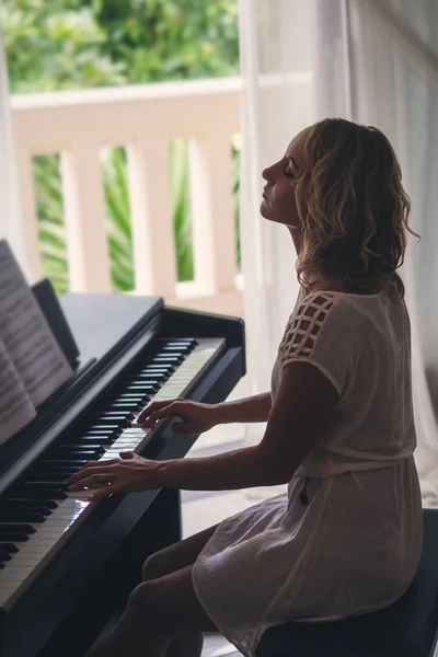 Kvinna som spelar piano — Stockfoto