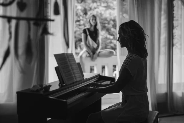 여자 피아노 연주 — 스톡 사진