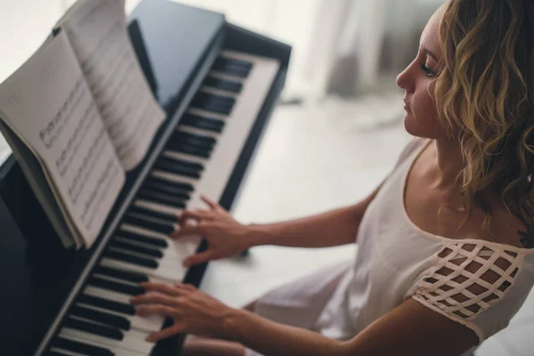 Vrouw speelde piano — Stockfoto