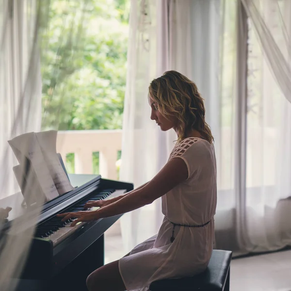 Kvinna som spelar piano — Stockfoto