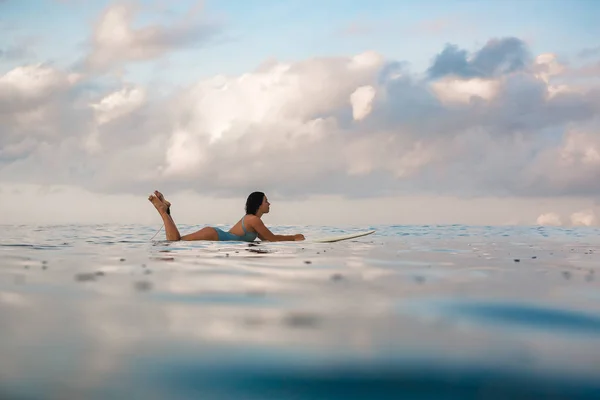 Surfista femenina en tabla de surf — Foto de Stock