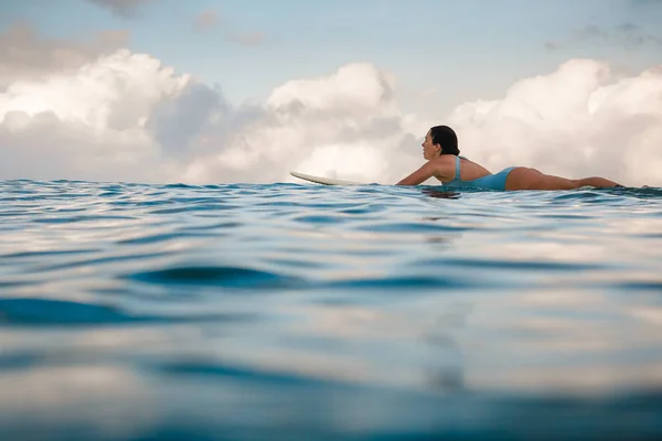 Ženské surfař na surfovací prkno — Stock fotografie