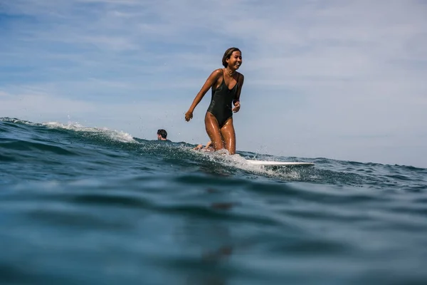 Female surfer on surf board — Stock Photo, Image