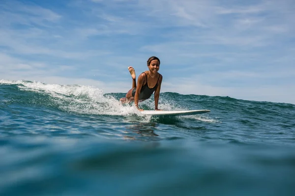 Surfista femenina en tabla de surf —  Fotos de Stock