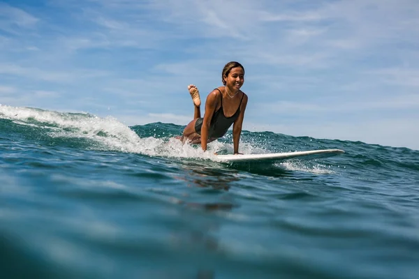 Surfista femenina en tabla de surf —  Fotos de Stock