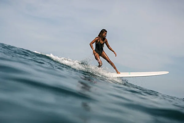 Surfista femenina en tabla de surf —  Fotos de Stock