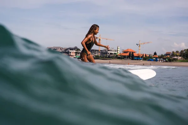 Surfista femenina en tabla de surf —  Fotos de Stock