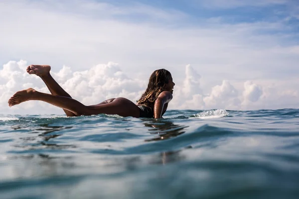 Surfista femenina en tabla de surf — Foto de Stock