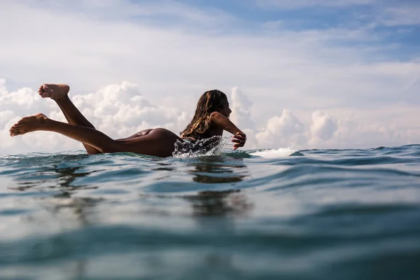 Female surfer on surf board — Stock Photo, Image