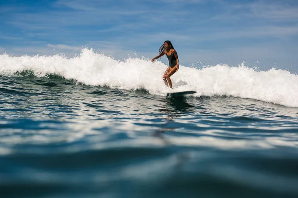 Γυναίκες surfer για surf σκάφους — Φωτογραφία Αρχείου