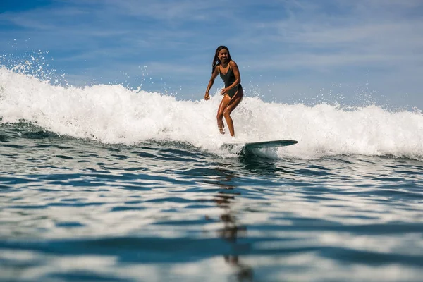 冲浪板上的女性冲浪者 — 图库照片