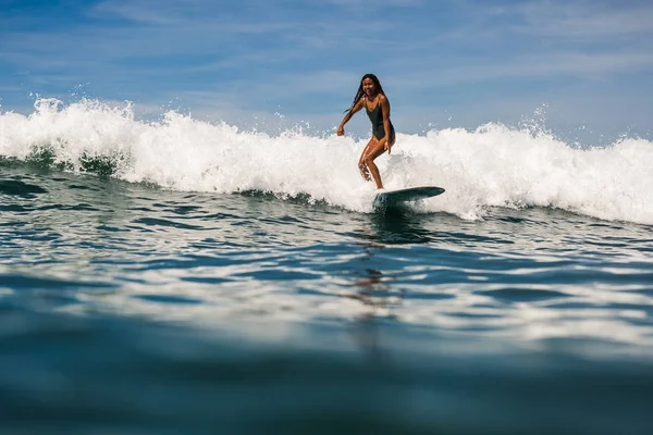 서핑 보드에 여성 서퍼 스톡 사진