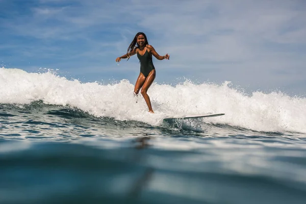 서핑 보드에 여성 서퍼 스톡 사진