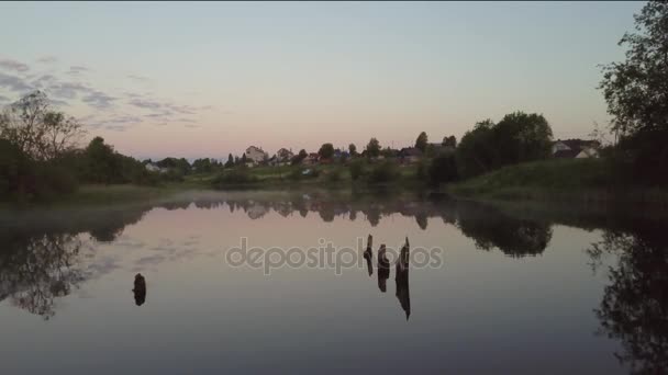 Letu nad řekou nedaleko obce — Stock video