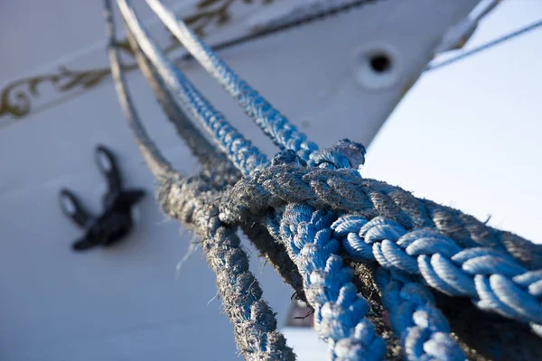 Las cuerdas en el fondo el arco de la nave — Foto de Stock