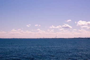 Ufukta endüstriyel ve deniz manzara