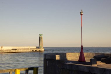 İrili ufaklı koy girişinde iki fenerler