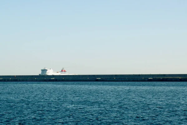 Un grand paquebot blanc entre dans la baie — Photo