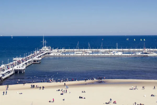 İnsanlar ve beyaz iskelesi ile plaj