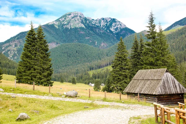 Cabane en bois au milieu des montagnes — Photo