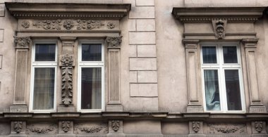 Eski evin cephesinde üç vintage tasarım windows