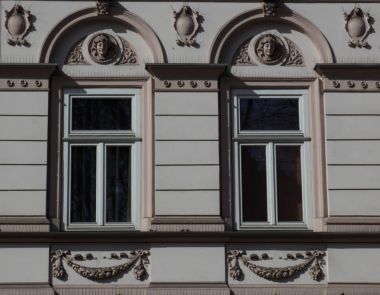 Eski bir ev, iki vintage ön cam pencere