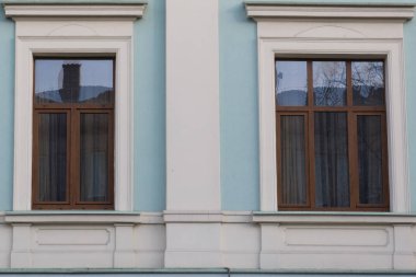 Eski bir ev, iki vintage ön cam pencere