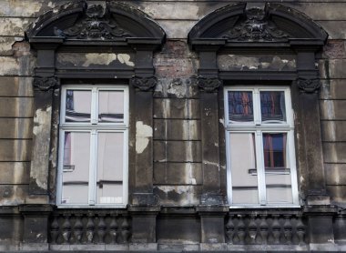 Eski bir ev, iki vintage ön cam pencere