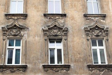 Eski evin cephe üstünde pencere eşiği