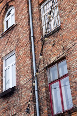 Işıkları o asılı ile eski bir ev tuğla cephe camda