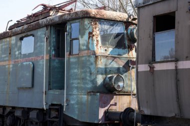 Paslı eski yeşil kahverengi araba ile lokomotif