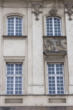 Eski evin cephesinde dört vintage tasarım windows.