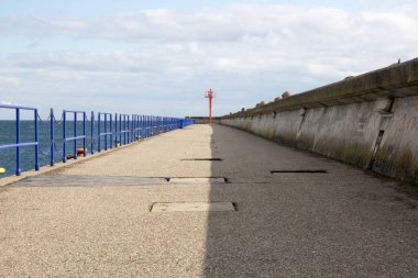 Denizin üzerinde beton İskelesi