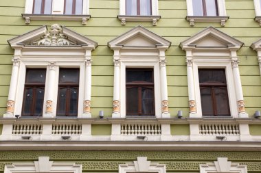 Eski evin cephesinde dört vintage tasarım windows