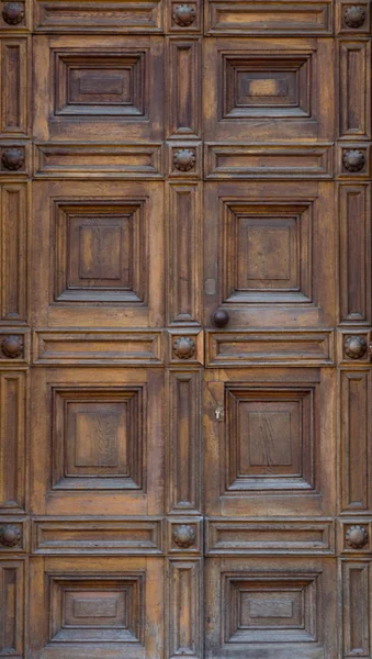 La porte d'entrée vintage en bois d'une vieille maison — Photo