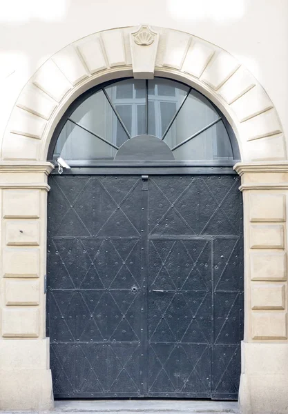 Eski bir ev vintage siyah metal ön kapı