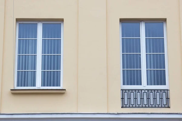 오래 된 집의 외관에 두 빈티지 디자인 창 — 스톡 사진
