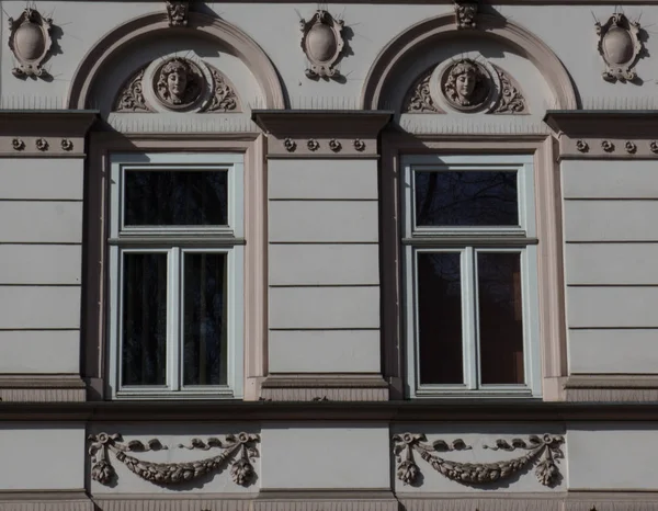 Δύο vintage μπροστινό γυαλί παράθυρα του παλιού σπιτιού — Φωτογραφία Αρχείου