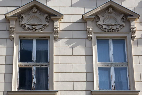 Dwa okna vintage szyby starego domu — Zdjęcie stockowe