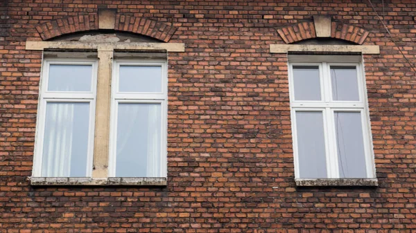 Két fehér fa ablakok, a homlokzati tégla ház — Stock Fotó